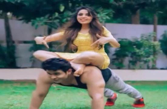 Women's Day 2022: संकेत भोंसले ने सुगंधा मिश्रा को अपने कंधे पर बैठाकर किया पुश-अप्स