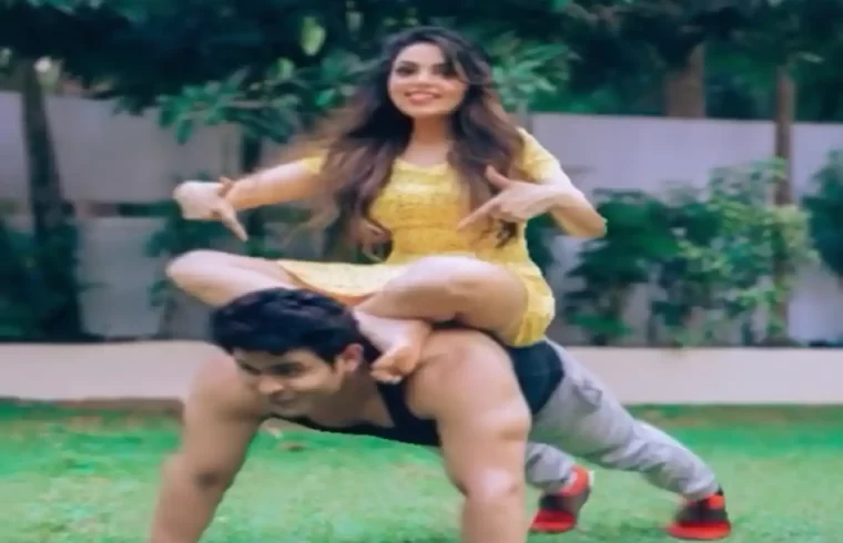 Women's Day 2022: संकेत भोंसले ने सुगंधा मिश्रा को अपने कंधे पर बैठाकर किया पुश-अप्स 