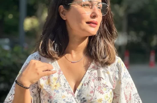 प्रिंटेड फ्रॉक में पोज दे हिना खान का फोटो सोशल मीडिया पर हुआ वायरल, फैंन्स ने जमकर की तारीफ 